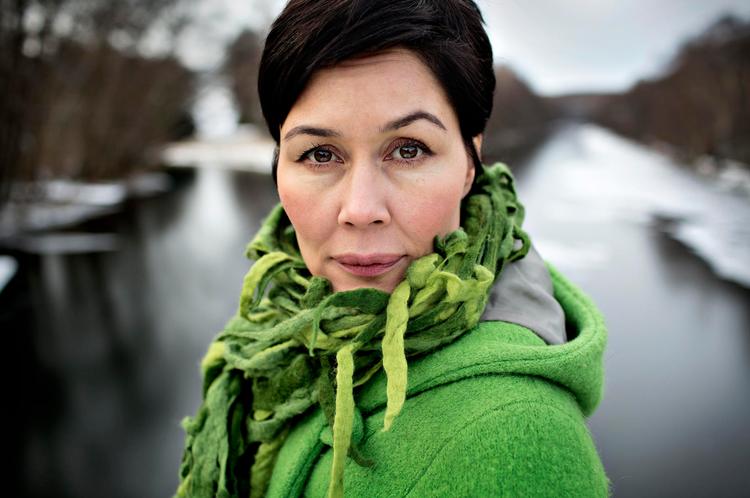 Da Nukâka Coster-Waldau flyttede til Danmark, gjorde hun meget ud af at bære sin grønlandske kulturarv som et adelsmærke. 