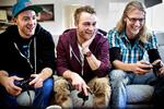 fuldtid. Der bliver arbejdet igennem i lokalerne på Rentemestervej, København NV. Jo længere tid, man arbejder med projektet, jo bedre bliver man. Arbejdspladsen kan i perioder næsten fungere som de unge spiludvikleres hjem. Her prøver Alexander Karlsson, Klaes Simonsen og Alex Jørgensen et spil af. 