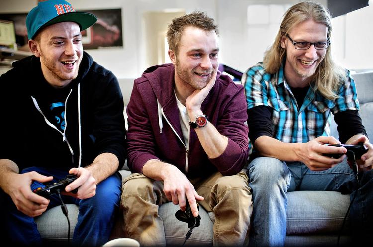 fuldtid. Der bliver arbejdet igennem i lokalerne på Rentemestervej, København NV. Jo længere tid, man arbejder med projektet, jo bedre bliver man. Arbejdspladsen kan i perioder næsten fungere som de unge spiludvikleres hjem. Her prøver Alexander Karlsson, Klaes Simonsen og Alex Jørgensen et spil af. 