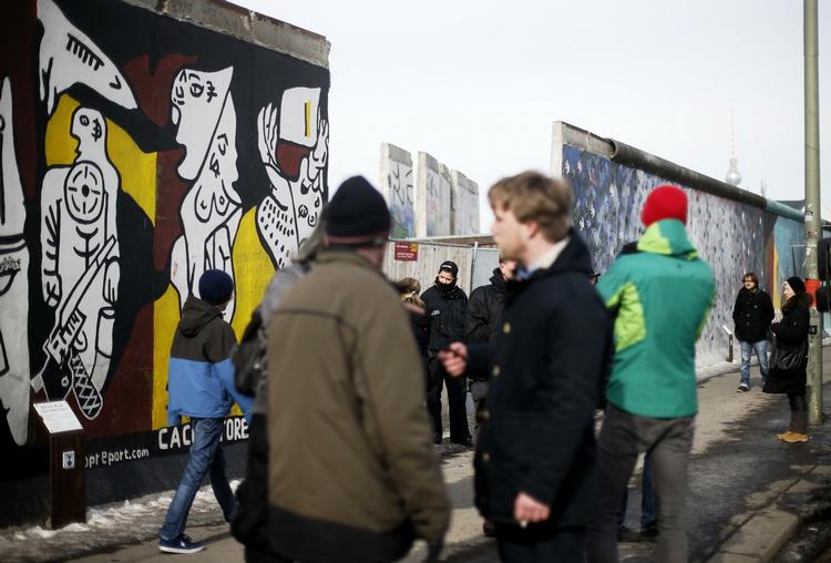 HUL. Et fem meter stort hul er resultatet af dagens nedrivning af muren. 22 meter skal i alt fjernes. 