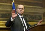 Tosse. Han vil gerne påtage sig ansvaret, siger Bersani, meeeen man er lidt en kugle, hvis man vil til magten lige netop nu, siger han også. Det er selverkendelse. 