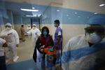 SMITTEFARE. Patienter og personale er trukket i beskyttelsesdragter og ansigtsmasker under en epidemi i Mexico. Nu frygter sundhedseksperter, at vi mister antibiotika som våben mod selv helt banale infektioner, fordi får lov at udvikle modstandsdygtighed mod antibiotika. 