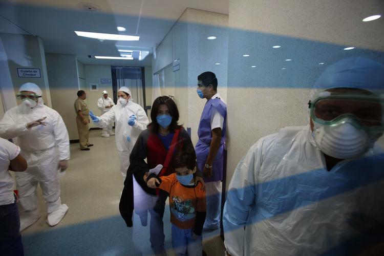 SMITTEFARE. Patienter og personale er trukket i beskyttelsesdragter og ansigtsmasker under en epidemi i Mexico. Nu frygter sundhedseksperter, at vi mister antibiotika som våben mod selv helt banale infektioner, fordi får lov at udvikle modstandsdygtighed mod antibiotika. 
