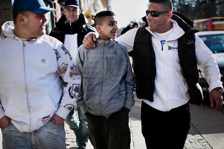lockin. Jonaed, som går ved  siden af Subhi Hassan (th.), går ikke i skole  på grund af forskellige problemer. Men de arbejder begge på, at han skal i skole  efter påske. 