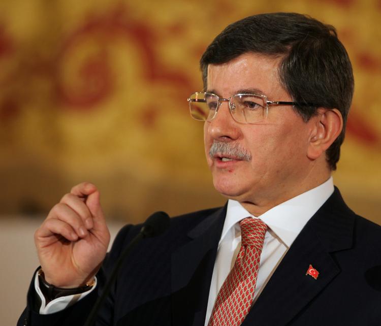 Syrere. Tyrkiets udenrigsministerium afviser beskyldninger om, at landet skulle have bortvist 600 syrere fra en flygtningelejr. Her ses den tyrkiske udenrigsminister Ahmet Davutoglu. 