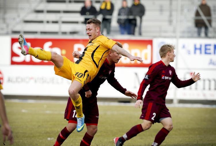 Superliga. AC Horsens Martin Spelmann presser Aabs Mathias Wichmann hårdt.. 