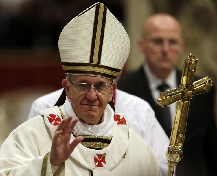 Paven. Pave Frans velsigner de troende i slutningen af ceremonien i St. Peters Kirken i Rom. 