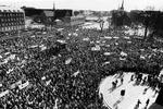 KONFLIKT. Lockouten af lærerne er den største i Danmarks historien. På billedet ses en demonstranter foran Christiansborg under Storkonflikten i 1985. 