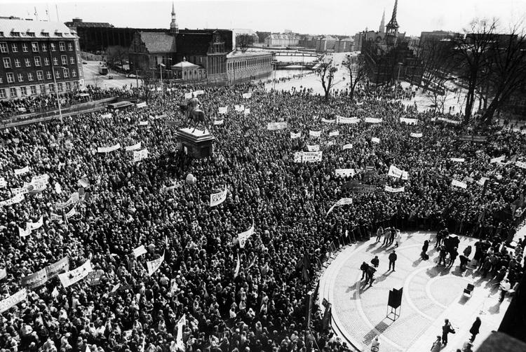 KONFLIKT. Lockouten af lærerne er den største i Danmarks historien. På billedet ses en demonstranter foran Christiansborg under Storkonflikten i 1985. 