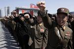 Opbakning. Tusindvis af demonstranter og soldater har været på gaden i Pyongyang til støtte for  Kim Jong-un 