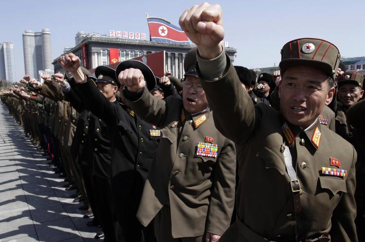 Opbakning. Tusindvis af demonstranter og soldater har været på gaden i Pyongyang til støtte for  Kim Jong-un 