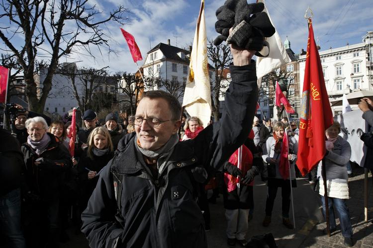 Frontfigur. Lærerformand Anders Bondo Christensen ses her på vej ind i Forligsinstitutionen, mens fagforeningsfolk giver ham moralsk opbakning. 