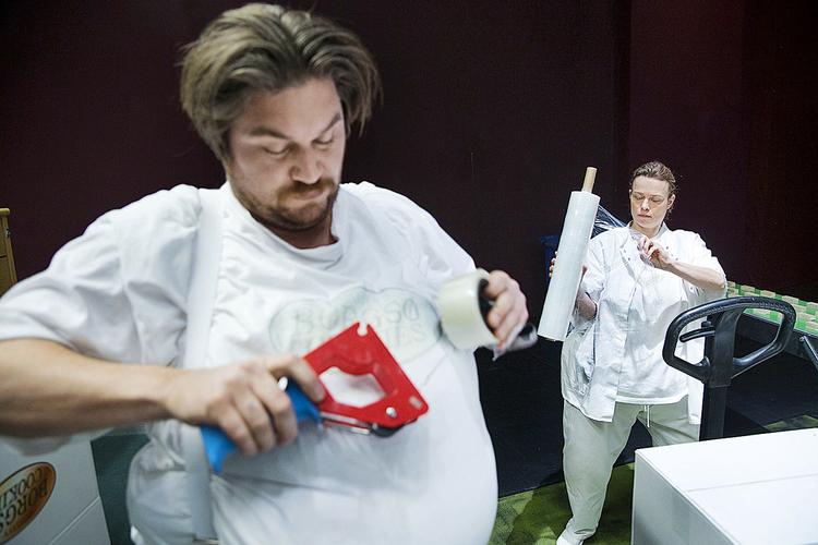 Fedt. Et fedebjerg kommer sjældent alene! Der er krise på den  kgl. kagefabrik, hvor både kager og forspiste danskere, her Rasmus Bjerg  og Helle Fagralid, skal trimmes. 