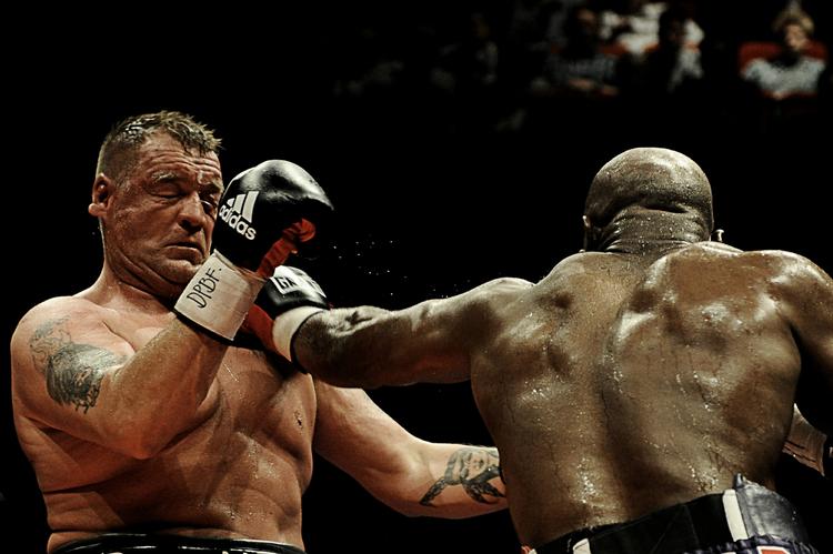 comeback. For næsten to år siden stillede Brian Nielsen (tv) op til tørre tæsk i Evander Holyfield-kampen, der skulle have været danskerens sidste. 