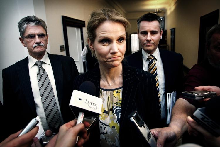 Presset. Den seneste meningsmåling viser en meget lav vælgertilslutning til den siddende regering. Helle Thorning-Schmidt (S) og rød blok skal hente mindst syv procent inden næste valg. 