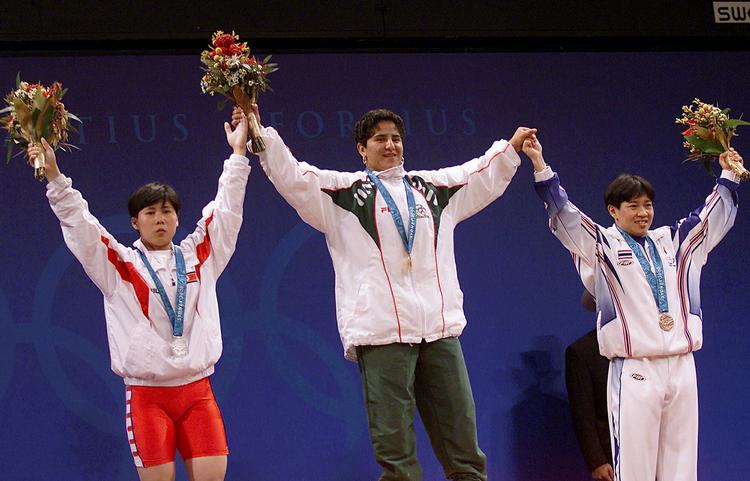 dødsfald. Soraya Jimenez (midt) vandt guld i vægtløftning under OL i Sydney 2000, hvor hun fortrængte en nordkoreaner og en thailænder til de følgende medaljepladser. 