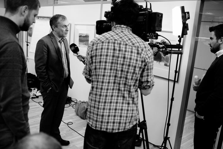 Alene. Hvor er landets kendte og populære borgmestre? Michael Ziegler (KL) trænger åbenlyst til at blive bakket op af sine holdkammerater i kampen om den offentlige mening. 