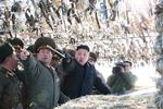 Angreb? Den enevældige leder, Kim Jong-un, og en officer peger mod den sydkoreanske grænse under en inspektion. 