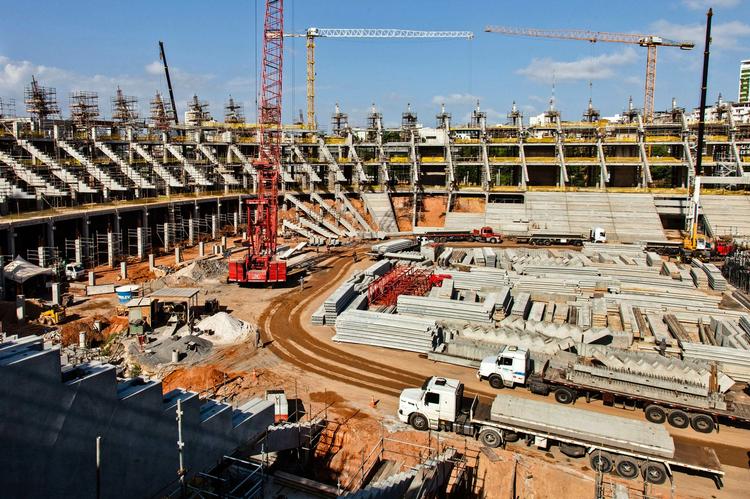 billet-kaos. Sådan så byggeriet af 'Arena Fonte Nova' i Salvador i det nordøstlige Brasilien ud for et år siden. Nu skal der spilles åbningskamp på det nye stadion, der skal benyttes til VM næste år. 