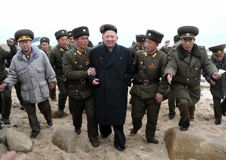 Diktator. Kim Jong-un (i midten) har skærpet retorikken de seneste dage. 