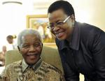 Foreviget. Nelson Mandela har ikke vist sig offentligt siden VM i fodbold i 2010, men de sydafrikanske myndigheder fik lov at få et billede af ham og hustru Graca Machel i slutningen af 2012. 