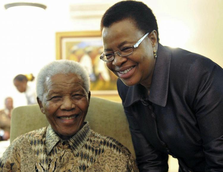 Foreviget. Nelson Mandela har ikke vist sig offentligt siden VM i fodbold i 2010, men de sydafrikanske myndigheder fik lov at få et billede af ham og hustru Graca Machel i slutningen af 2012. 