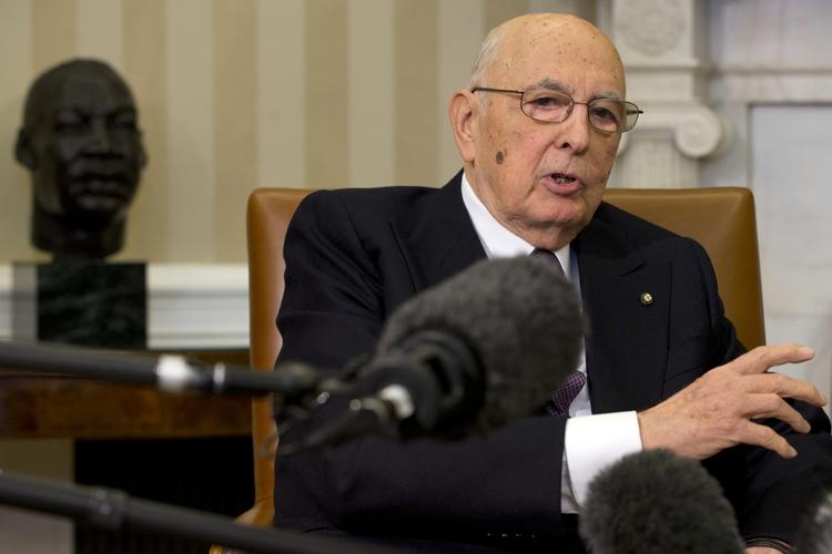 Rolig. Napolitano, her fotograferet i Det Hvide Hus, maner italienerne til besindighed. Situationen i landet er alvorlig, men der er stadig en regering. 