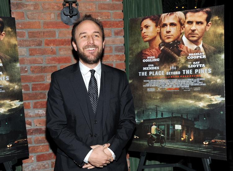 Ofre. Derek Cianfrance besatte bi- og statistrollerne i de banker, Ryan Goslings karakter røver, med virkelige bankansatte. 