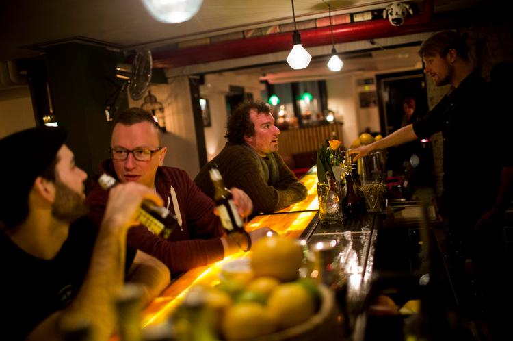 cocktailpub.  Der er genuin hygge og rigtig gode smagsoplevelser på The Barking Dog. Betjeningen er afslappet, men seriøs. 