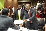 Sejrherre. Uhuru Kenyatta (til højre) fik akkurat over 50 procent af stemmerne ved præsidentvalget 