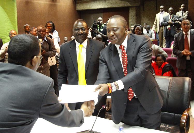 Sejrherre. Uhuru Kenyatta (til højre) fik akkurat over 50 procent af stemmerne ved præsidentvalget 
