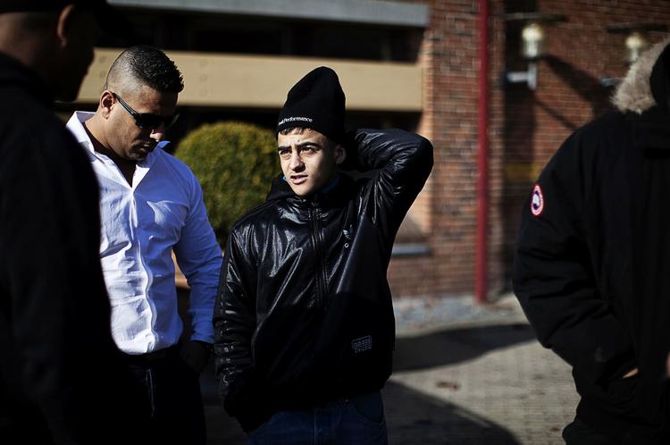 Tomrum. Ali vil gerne væk fra opholdsstedet i Jylland og i skole i Taastrup. Her står han sammen med Subhi Hassan foran rådhuset, før han skal ind til et møde. 