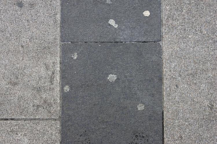Regning. En beregning fra Københavns Kommune viser, at det koster cirka 10 kroner, hver gang kommunens folk skal fjerne et stykke tyggegummi. 