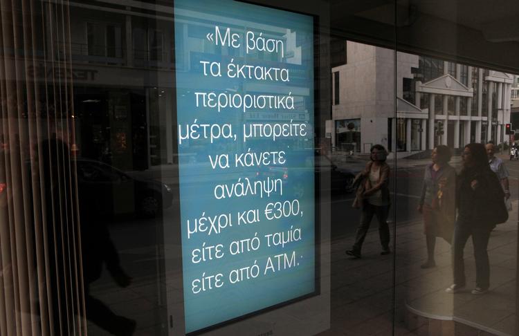 Problemer. Cyperns økonomi er på vej nedenom og hjem. Derfor har bankerne været lukket, og der er først for nylig blevet muligt for privatpersoner at hæve penge igen. Men ikke over 300 euro, som der står her på skiltet. 