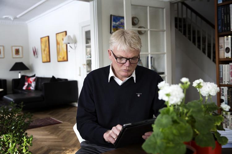 Stones-mand. Ren skattenørd kan ingen beskylde Peter Loft for at være. Den tidligere departementschef i Skatteministeriet er mindst lige så meget til  britisk 60'er-rock som til lovsamlinger og bøger. Han har ikke noget hadsk forhold til The Beatles, men foretrækker så  afgjort The Rolling Stones. »De to bands udelukker lidt hinanden«, forklarer Peter Loft. 