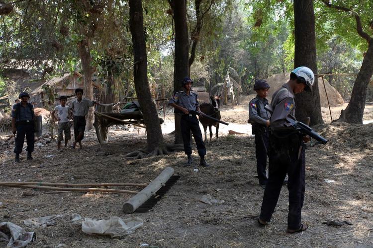 Urolighederne er de værste i det tidligere Burma siden en voldelig konflikt mellem buddhister og muslimer sidste år. Dengang blev omkring 180 personer dræbt, og over 100.000 måtte flygte fra deres hjem. 