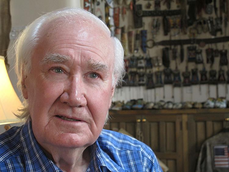 Skattejagt. 82-årige Forrest Fenn har sat en guldfeber i gang i USA, fordi han påstår at have gemt en skat på næsten 20 kilo. Finderen bliver også ejeren. 