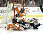 DEButant. Med sine 198 cm er Oliver Lauridsen (liggende) en af de største backs i NHL. 