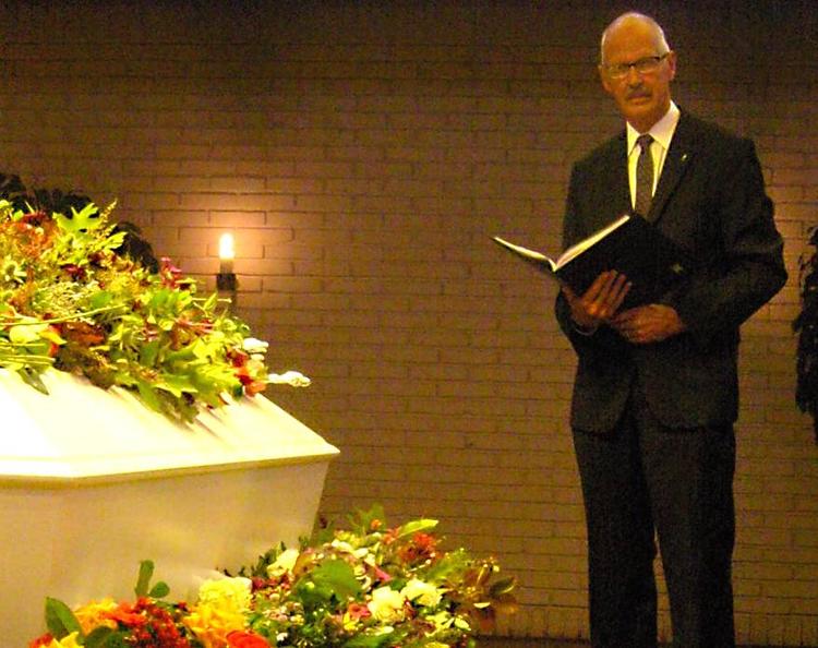 Afskedsleder. Jørgen Oldenburg har stået for cirka 15 begravelser og mindeceremonier. Sammen med de ni andre ceremoniledere er han certificeret i at forestå højtidelighederne, så det forløber uden unødvendig smerte for de pårørende. 