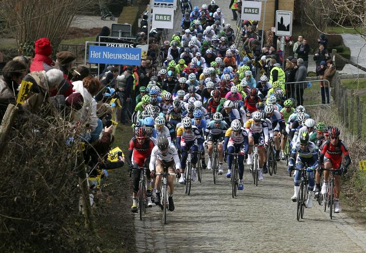 BROSTEN. Da feltet nåede brostenene kørte Fabian Cancellara fra alt og alle. 