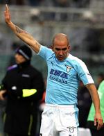 fascist. I tiden som spiller i Lazio hilste Paolo Di Canio flere gange den højredrejede fraktion af fans med strakt Mussolini-hilsen. 