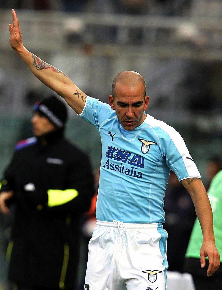 fascist. I tiden som spiller i Lazio hilste Paolo Di Canio flere gange den højredrejede fraktion af fans med strakt Mussolini-hilsen. 