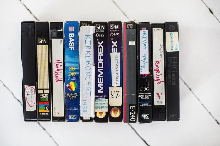 døende. Med en levetid på 5-30 år alt efter kvaliteten af båndet, er tiden, hvor det stadig kan betale sig at få sine vhs-bånd digitaliseret og bevaret, ved at udløbe. FOTO: Simon Fals 