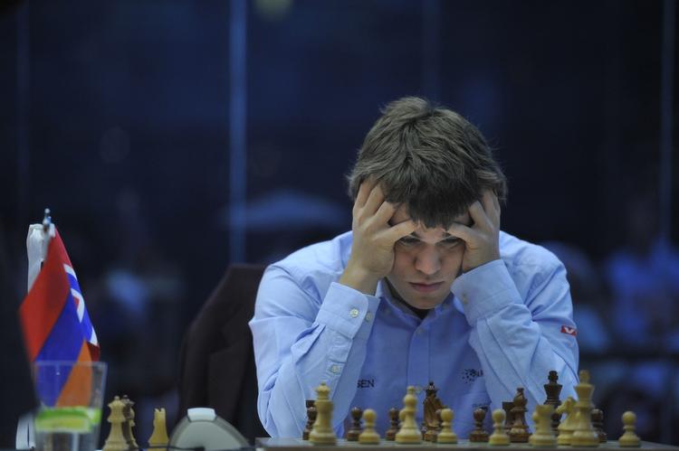 dristig. Magnus Carlsen blev stormester i skak som 13-årig. Nordmanden blev frem til 2010 trænet af skak-ikonet Garry Kasparov, som nu hylder Carlsens comeback i turneringen om at få en VM-kamp. 