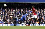 klasse-mål. Chelseas Demba Ba (tv) kaster sig i en flyvende helflugter, der endte med at afgøre kampen mod Manchester United. 