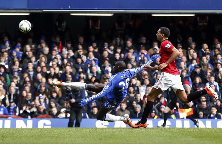 klasse-mål. Chelseas Demba Ba (tv) kaster sig i en flyvende helflugter, der endte med at afgøre kampen mod Manchester United. 