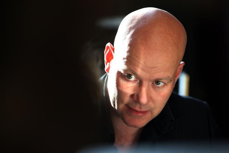 Pikløst. I foromtalen af et kommende tv-program med Thomas Blachman som vært, erklærer han, at vi står »på tærsklen til det pikløse samfund«. 