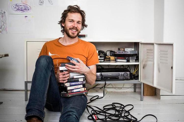 selvgjort. Janus Askø Madsen har valgt selv at anskaffe udstyret, så han kan overspille de gamle vhs-bånd til digitale formater. På den måde føler han sig sikker på, overspilningerne bliver så gode som muligt. 