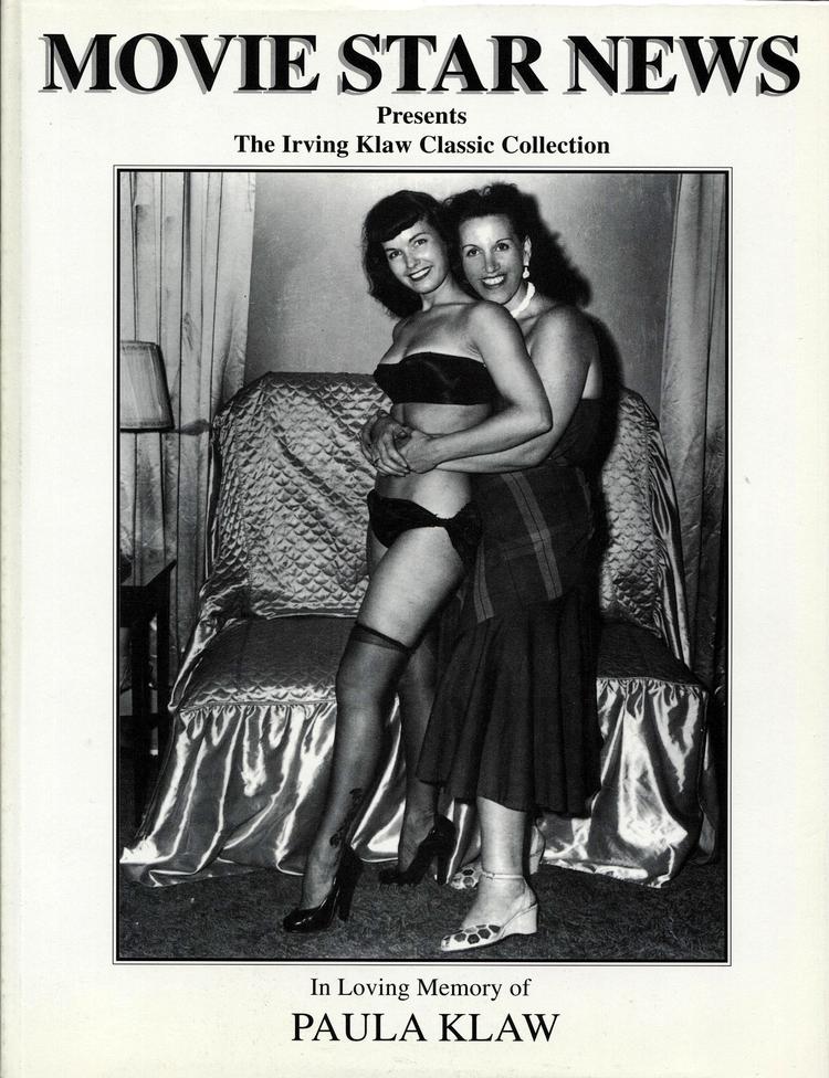 Bladforside. Dette foto fra samlingen viser et billede af Bettie Page (t.v.), som blev regnet for 'dronningen af pinup' i 1950'erne. Irvings søster, fotografen Paula Klaw, tog særdeles dristige bondage-prægede billeder af modellen, hvoraf flere endnu i dag ville kunne vække forargelse. 