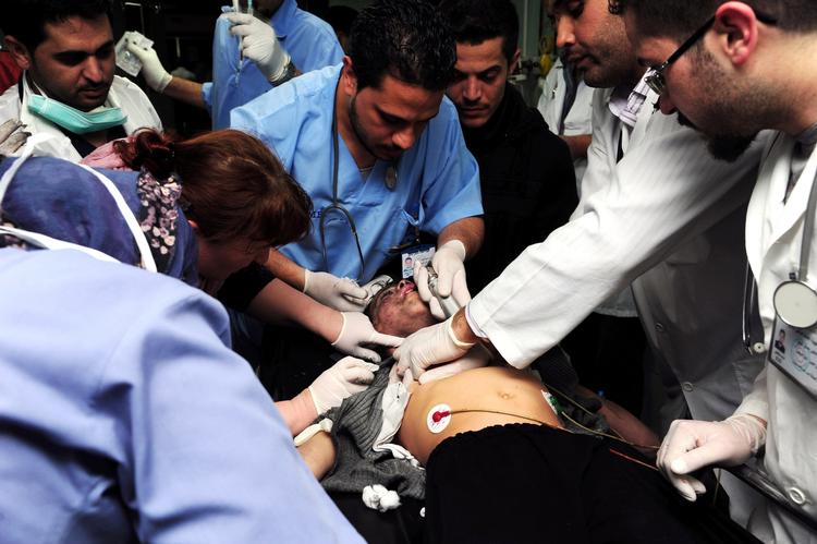 Syrien. En mand behandles på hospitalet i Damaskus efter at være bæevet såret i et morterangreb. 